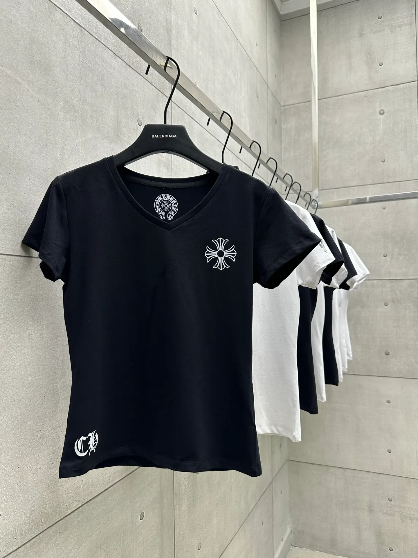 P126 #068 CHROME HEARTS 25SS women's T-shirt. Made of 220G original consistent fabric. V-neck women's waist style. The whole body is made of imported digital direct printing. Color: Black White Size: S M L